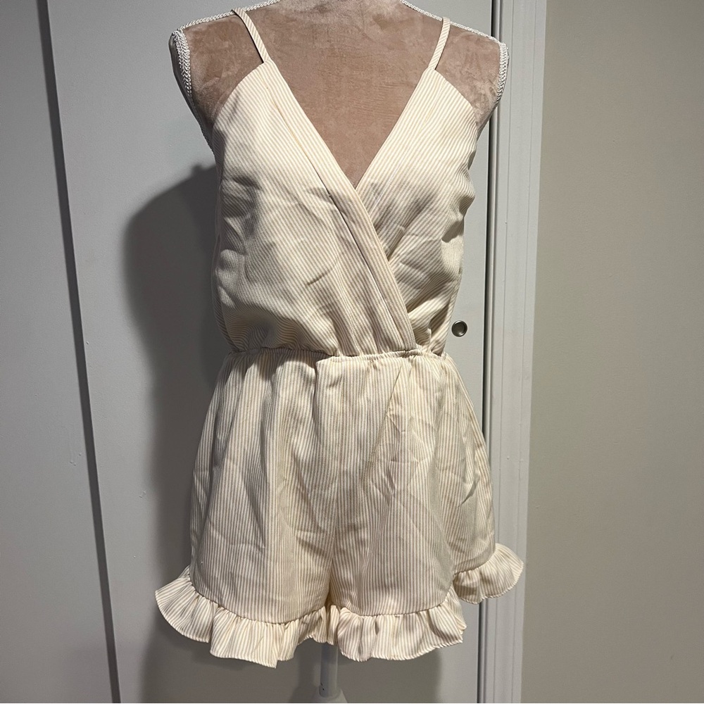 💛🤍Favlux ruffle hem romper size large🤍💛